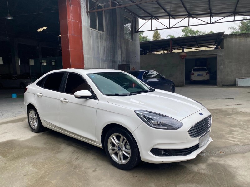 90 万品牌:福睿斯表显里程0-1万公里上牌时间2020-05排放标准1.